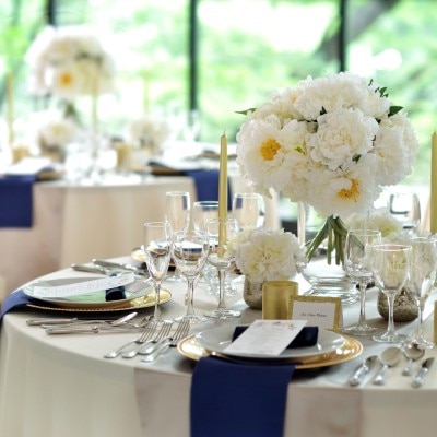 白×紺×金のコーディネートは、シンプルで洗練された雰囲気を漂わせます<br>【披露宴】会場装飾例