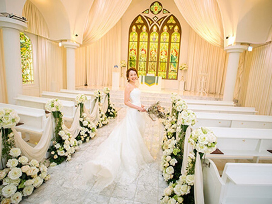 大理石のバージンロードとステンドグラスが花嫁に最高の輝きを宿す、美しき誓いの舞台
