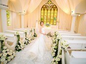 大理石のバージンロードとステンドグラスが花嫁に最高の輝きを宿す、美しき誓いの舞台