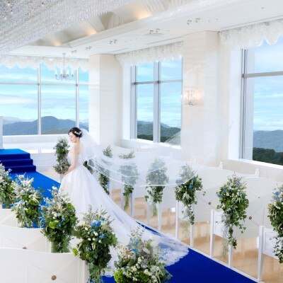 幻想的なブルーバージンロードは純白のドレスが映えます<br>【挙式】チャペル「エトワール」スカイチャペル ～愛と感動のある場所～／着席～100名