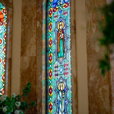 上品に輝くステンドグラス<br>【挙式】イタリアの世界遺産のチャペルをモチーフにした本物の独立型大聖堂