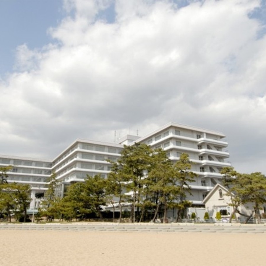 県内屈指の人気を誇る渋川海岸が目の前。美しい白砂のビーチも挙式の舞台に♪