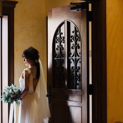 教会のクラシカルな扉の前にて。美しい陰影が花嫁の存在感を際立たせてくれる一枚<br>【挙式】南フランスの貴族の邸宅内に佇む教会をモチーフにした「サンクレール教会」