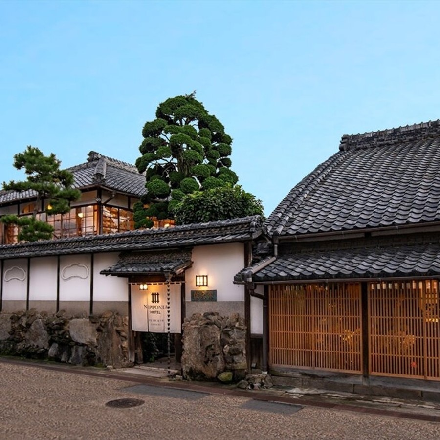 江戸時代は生薬問屋、明治には料理旅館として多くの人々に愛されてきた価値ある建物