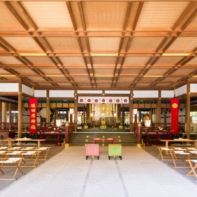 前後から自然光が入る造りになっており、厳粛な中にもあたたかな雰囲気が漂う本殿<br>【挙式】厳粛な中にもあたたかな雰囲気が漂う本殿