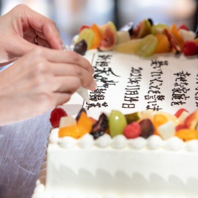 チョコペンでサインをしていただき完成する世界でたった１つのウェディングケーキ<br>【料理・ケーキ】ウェディングケーキ