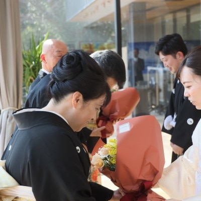 最後はご両親への感謝の気持ちをお二人から花束と記念品に込めお渡しします。