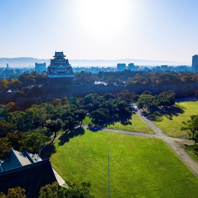 広大な2万坪の敷地は、大阪城を正面から望む絶景が広がっている<br>【庭】【400年の歴史紡ぐ西の丸庭園】自然美溢れる圧巻のロケーションが何よりのおもてなしに。