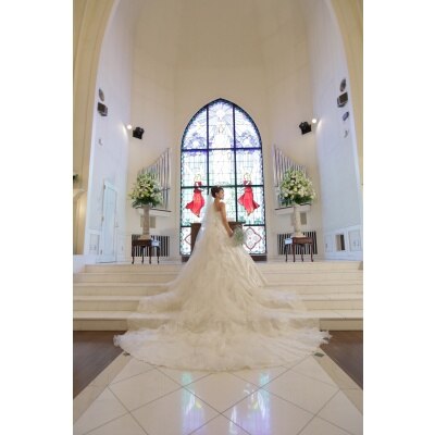祭壇へと続く白い階段は、ドレスのロングトレーンが映えるとっておきのフォトスポット<br>【挙式】カナ・ゴスペルチャーチ