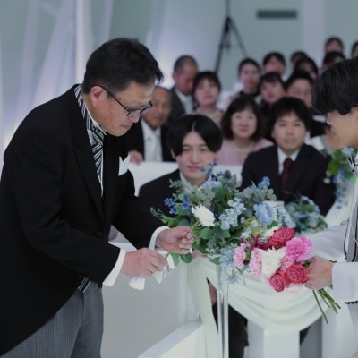 挙式セレモニーでは、新婦父とも固い握手…
宜しく頼むの想いと共に、花束にする1輪の花を受け取ります。