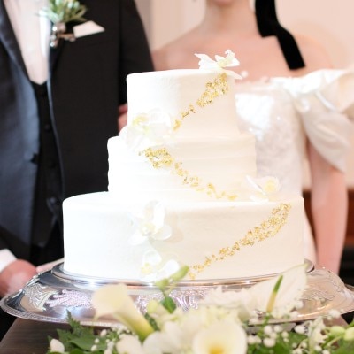 ホワイトを基調としたケーキに金箔と胡蝶蘭を組み合わせて上品なデザイン