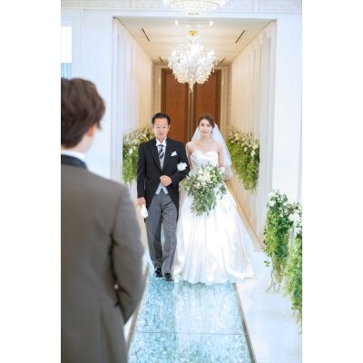 扉から祭壇へ向かって徐々に煌めきが増していく造りも、感動を盛り上げる演出に<br>【挙式】セント・ブリリア・ウェディング・チャーチ/　着席～120名（教会式・人前式）