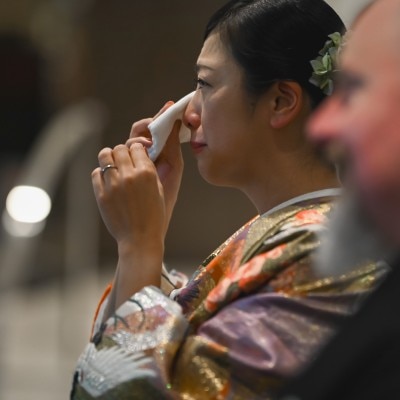 【新婦兄によるサプライズムービー】
新婦のことが大好きなお兄様によるサプライズムービー上映。
プランナーとお兄様でこっそり事前打合せを行い、いざ当日！
上映が始まると、披露宴に参加できなかった友人や新郎様の海外にお住いのご家族様からのお祝いメッセージが・・・
メッセージはもちろん、頑張って作ってくれたお兄様のお気持ちを受け取り、
新婦様が心より喜んでくださったのは言うまでもありません。
