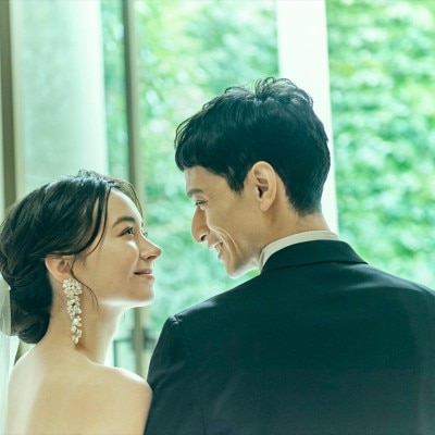 <br>【挙式】結婚式の為だけに建築された“本物の迎賓館”。光と緑に包まれた木のチャペル（着席：～120名迄）