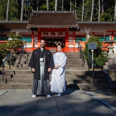檜皮葺の屋根と朱塗りが美しい荘厳な本殿は、京都市指定有形文化財の貴重な建造物<br>【ドレス・和装・その他】撮影もゆったりと楽しめる
