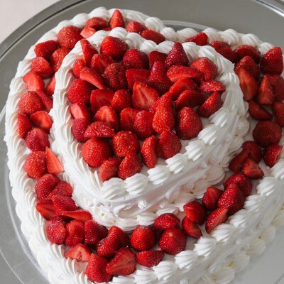 ハート型が特徴の苺の二段のウェディングケーキ<br>【料理・ケーキ】ケーキ