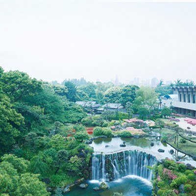 1万坪の面積を誇る日本庭園は400年の歴史があり、東京名園のひとつでもあります。