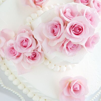 ハート形に薔薇をあしらった上品なウェディングケーキ<br>【料理・ケーキ】ケーキ