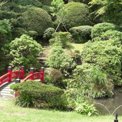 上から見ると“心”という文字の形をした池に架かる朱色の橋は絶好の撮影スポット<br>【庭】庭園
