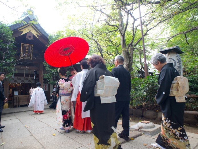 愛宕山の山頂に位置する社殿は風情たっぷり。披露宴会場から車で10分。