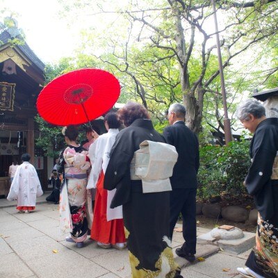 愛宕山の山頂に位置する社殿は風情たっぷり。披露宴会場から車で10分。<br>【挙式】近隣神社での神前式