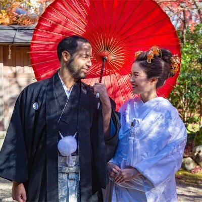 和装姿には真紅の番傘もお似合い。古都・京都らしく情緒あふれるシーンを写真に残して<br>【庭】自然豊かな境内