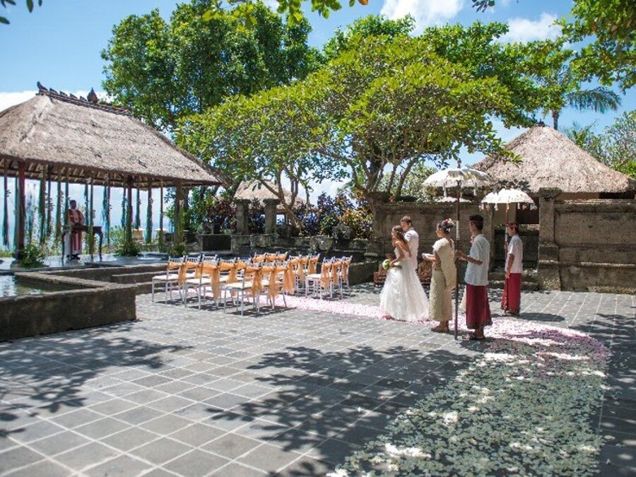 バリ島　アヤナバレクンチャナ挙式　華やかな生花フラワーバージンロードに包まれて