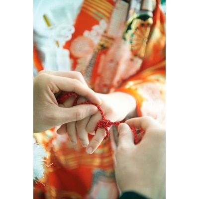 結婚指輪の代わりに赤い糸を結ぶ『結紐の儀』もロマンチックです
