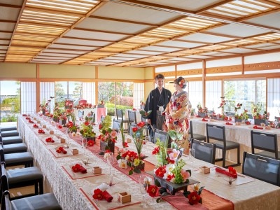 和婚の会場として人気を集める『舟津』からは、四季折々の表情を見せる日本庭園を一望