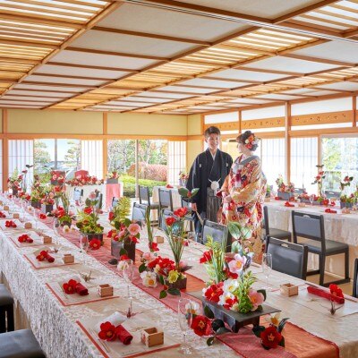 和婚の会場として人気を集める『舟津』からは、四季折々の表情を見せる日本庭園を一望