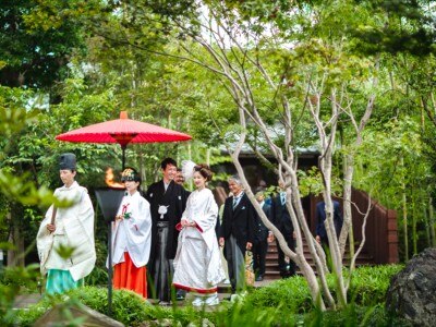 神前式では、正門から神殿まで庭園を花嫁行列が進む「参進の儀」も行うことができる