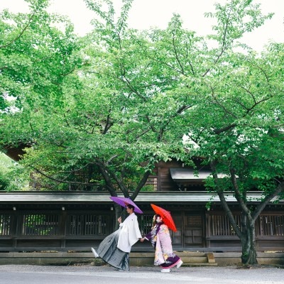 千草ホテルのすぐお隣というアクセスの良さから前撮りにも人気の神社