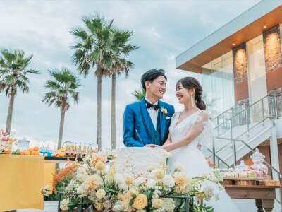 プライベートガーデンでのケーキカットは、陽光を浴びて笑顔が輝くシャッターチャンス