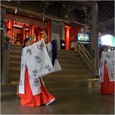 伝統に則って執り行う挙式。厳かさと風雅が融合する日本文化の豊饒を感じる儀式に<br>【挙式】挙式