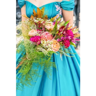 お花の刺繍が施されたカラードレス。個性的なブーケでより華麗に