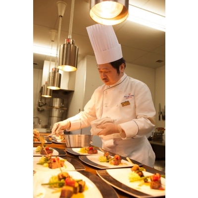 仕込みに七日かける特製料理。会場に隣接するキッチンから出来たてを届けてくれます<br>【料理・ケーキ】お箸で食べられる「フレンチジャポネ」