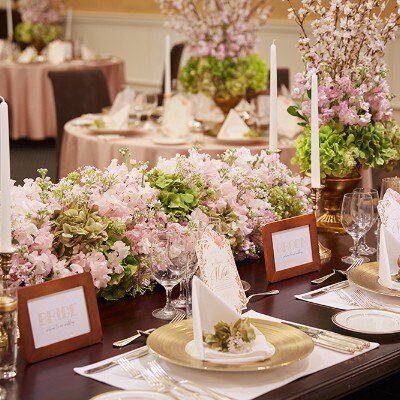 桜をテーマに優しいカラーのカラーコーディネートが映える披露宴会場<br>【披露宴】プラチナルーム