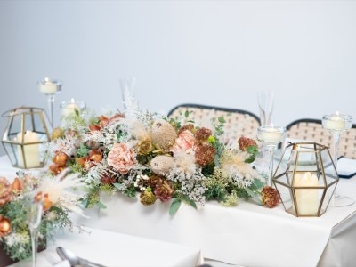 ブーケやドレスとテイストを合わせたテーブル装花でトータルコーディネートもおまかせ