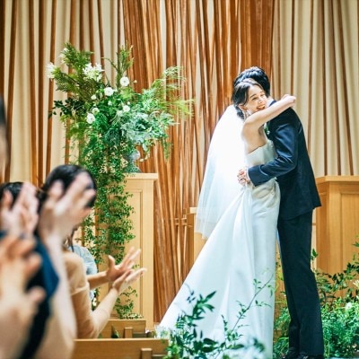 <br>【挙式】結婚式の為だけに建築された“本物の迎賓館”。光と緑に包まれた木のチャペル（着席：～120名迄）