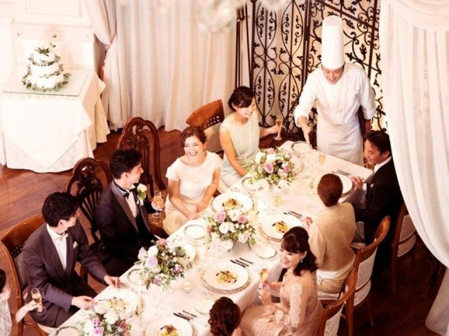 披露宴 親族や親しいゲストとの会食は流しのテーブルを使ったコーディネートで よりアットホームに のフォト 写真7枚 東京アフロディテ ベストブライダル グループ マイナビウエディング