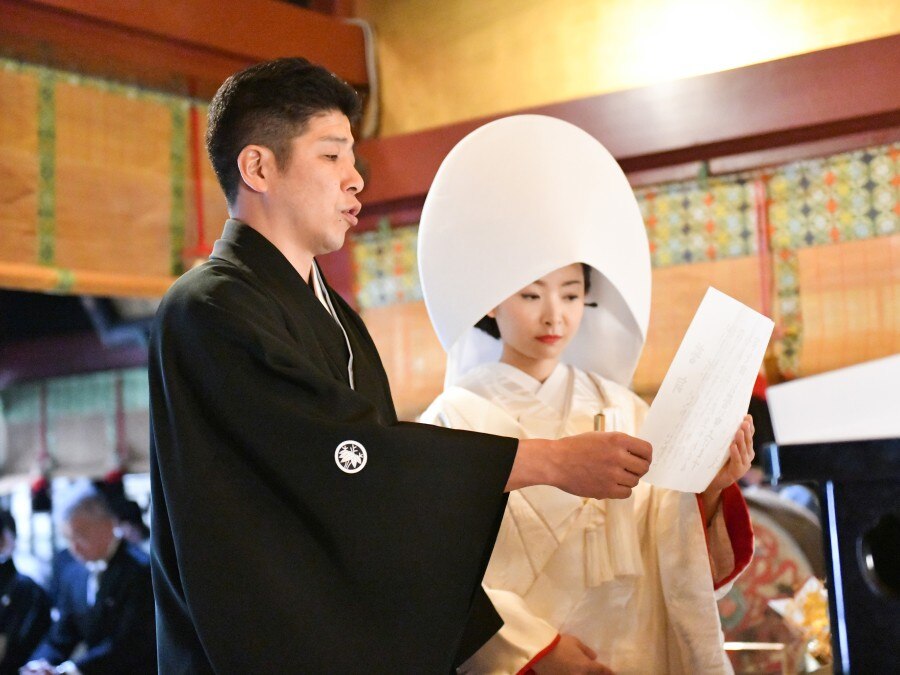 雅楽に導かれて境内を歩む参進の儀や誓詞奉読など、日本伝統の式次第で夫婦の縁を結ぶ