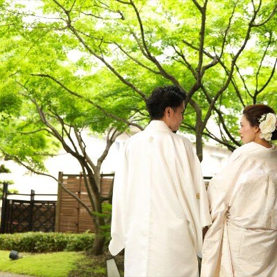 和のレストランの庭も人気の撮影スポット。涼やかな木立の中に和装姿が一層映える<br>【ドレス・和装・その他】フォトスポット
