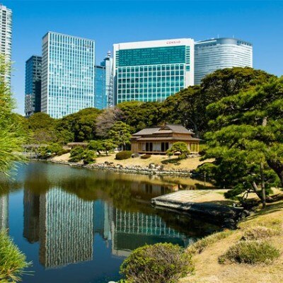 <br>【外観】水と緑のパノラマビュー。四季折々の美しい自然と融合するコンラッド東京