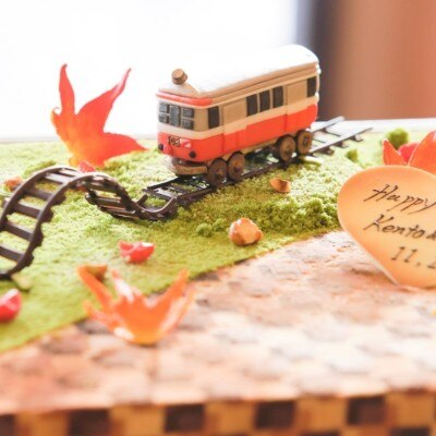 箱根登山電車と寄木のケーキ<br>【料理・ケーキ】ウエディングケーキ
