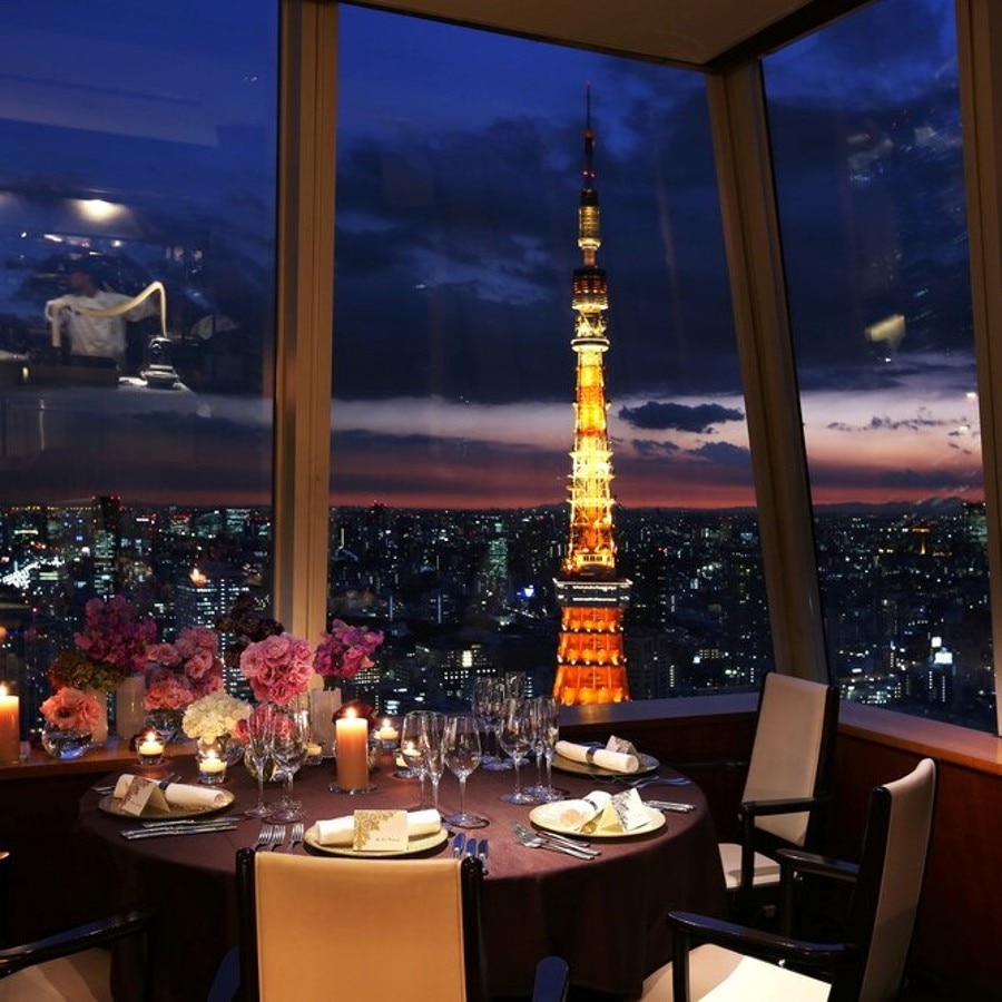夜はドラマティックな夜景をバックに大人の祝宴を。東京タワーが目の前という特等席