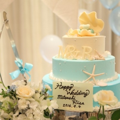 海をテーマにしたウエディングケーキ。ティファニーブルー×白が爽やかな雰囲気を演出<br>【料理・ケーキ】ウェディングケーキ／人気デザインや個性あふれるものまで対応OK！　ふたりらしいケーキをプロが提案