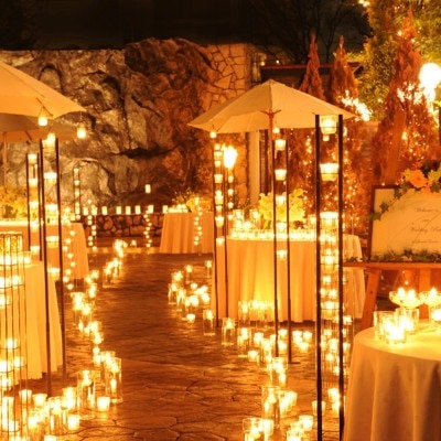 夕暮れのパーティならキャンドルをたくさん飾った装飾もロマンティックでステキ☆<br>【庭】ガーデン～幻想的なナイトウエディング～