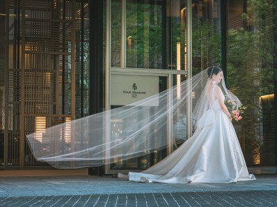 格子のデザインに凛とした和を感じるエントランス前も、ドレスが映える人気スポット
