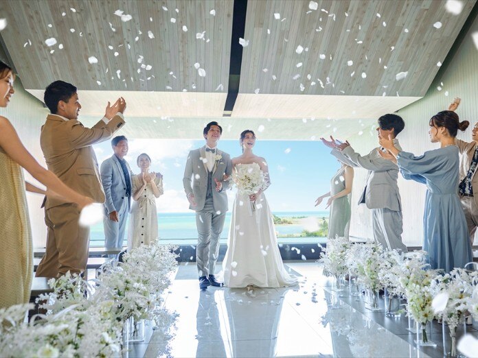  チャペル正面の大窓からは光り輝く沖縄の海が。開放的な空間で祝福を浴びて