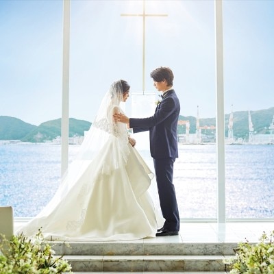 日差しを反射する海のきらめきが、ふたりを照らし出す。一生忘れられない大切な場面に<br>【挙式】天空のチャペル（ヴィクトリアハウス）　～120名